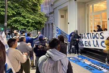 HINCHAS RECLAMARON EN AFA POR EL FALLO A FAVOR DE MADRYN